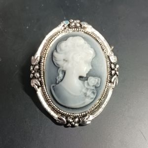 Pretty 1950 metal cameo